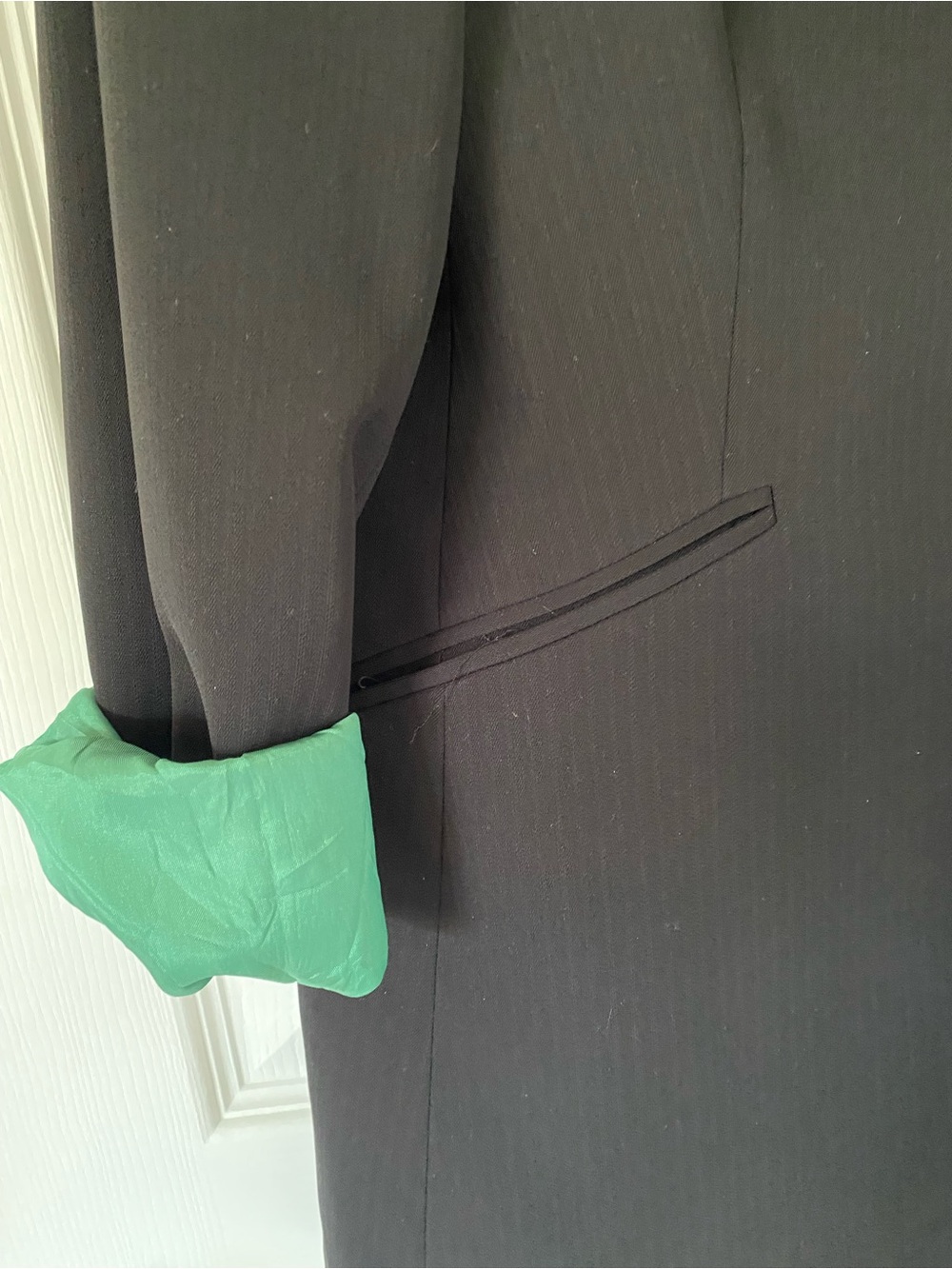 Vintage Black Women's Tailored Blazer with Green Lining and Cuff Detail - Picture 7 of 14